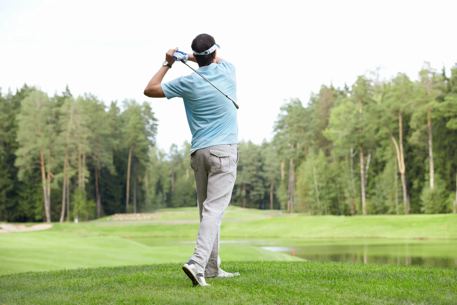 Golfer using an external focus during a swing